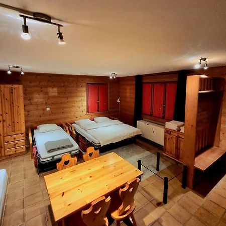 Hotel - Petit-Dejeuner Le Trift Зинал Екстериор снимка