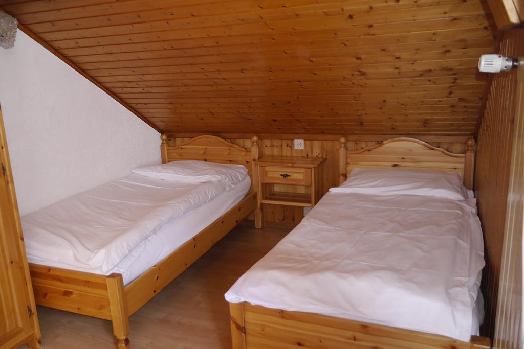 Hotel - Petit-Dejeuner Le Trift Зинал Стая снимка