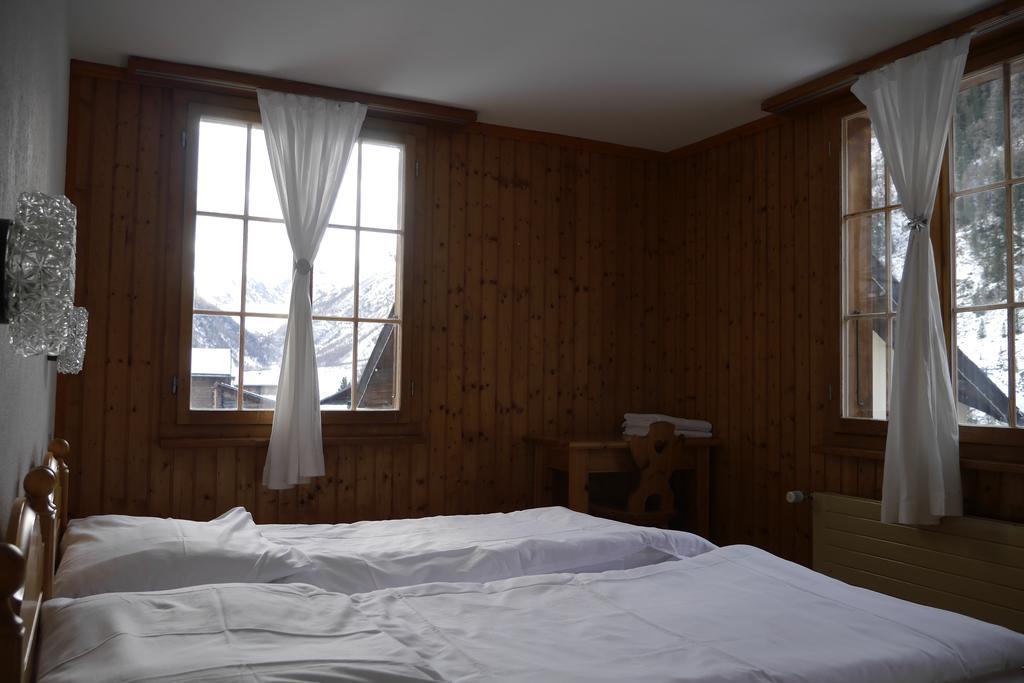 Hotel - Petit-Dejeuner Le Trift Зинал Стая снимка