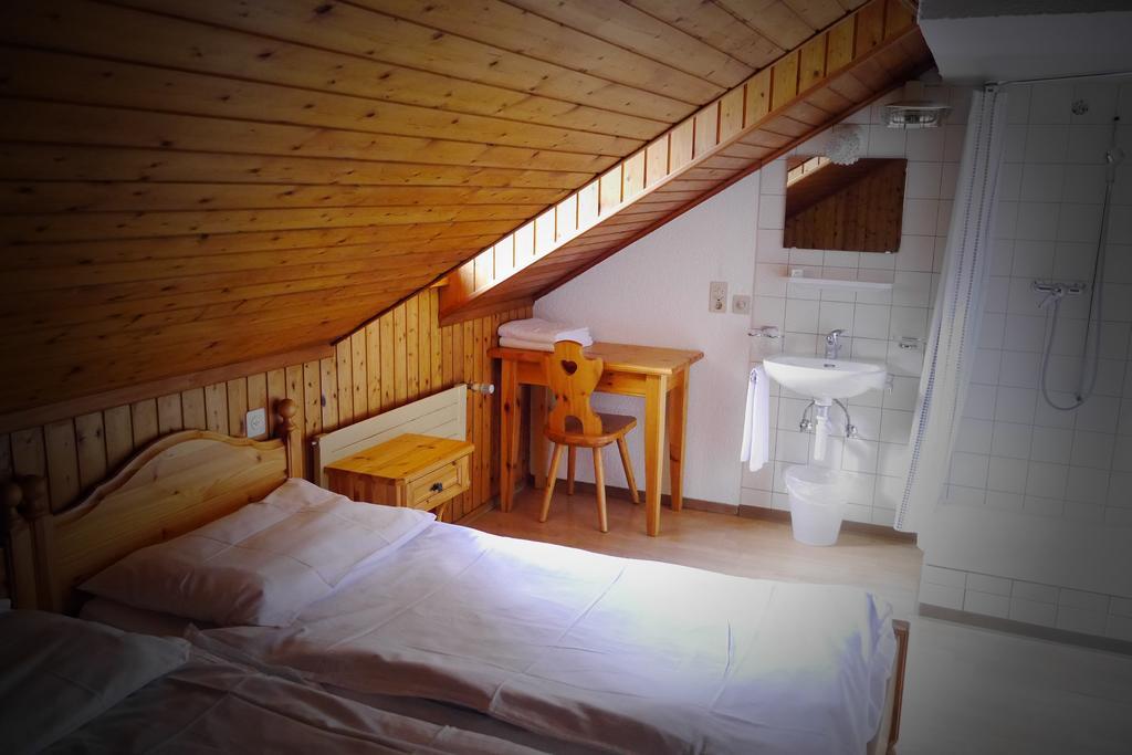 Hotel - Petit-Dejeuner Le Trift Зинал Екстериор снимка