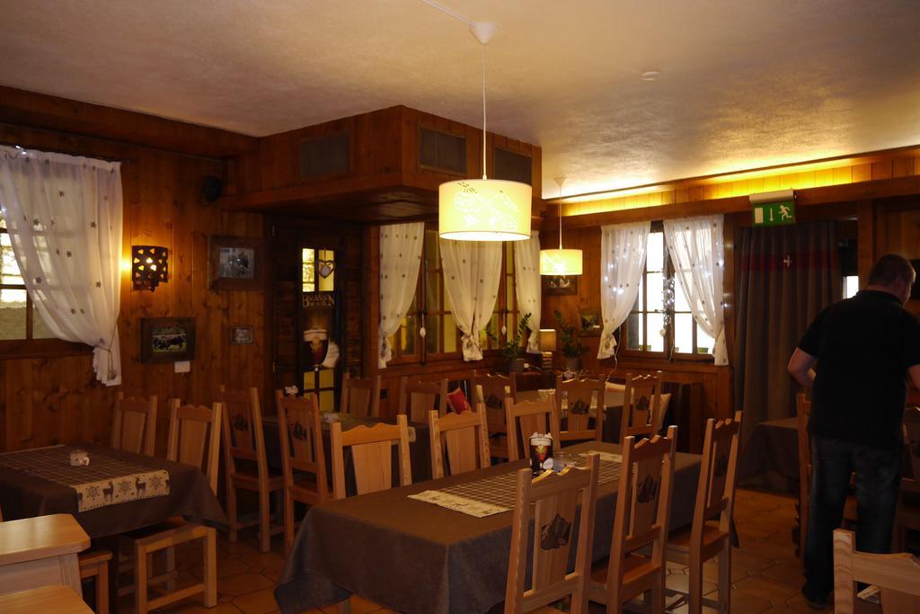 Hotel - Petit-Dejeuner Le Trift Зинал Екстериор снимка