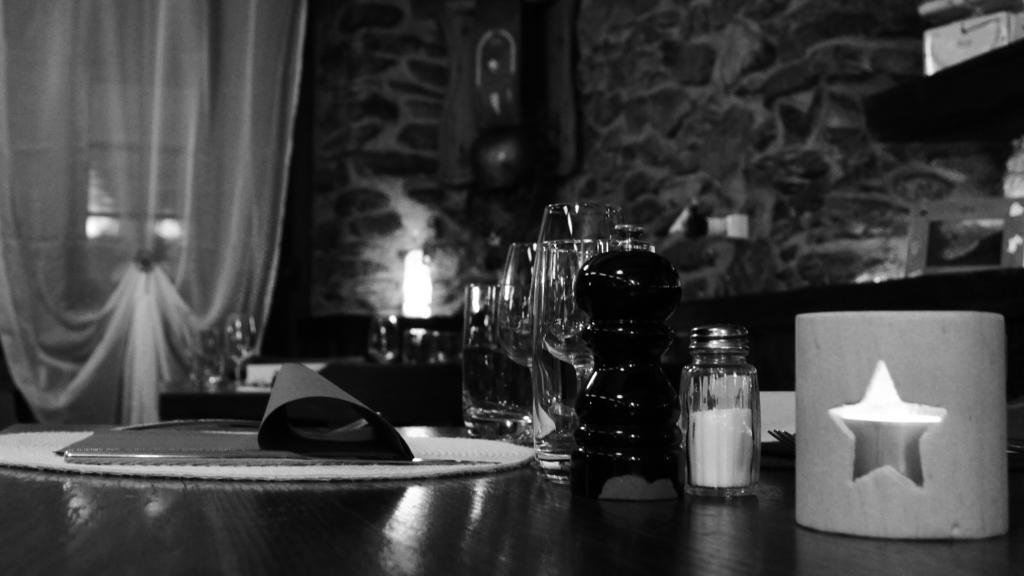 Hotel - Petit-Dejeuner Le Trift Зинал Екстериор снимка