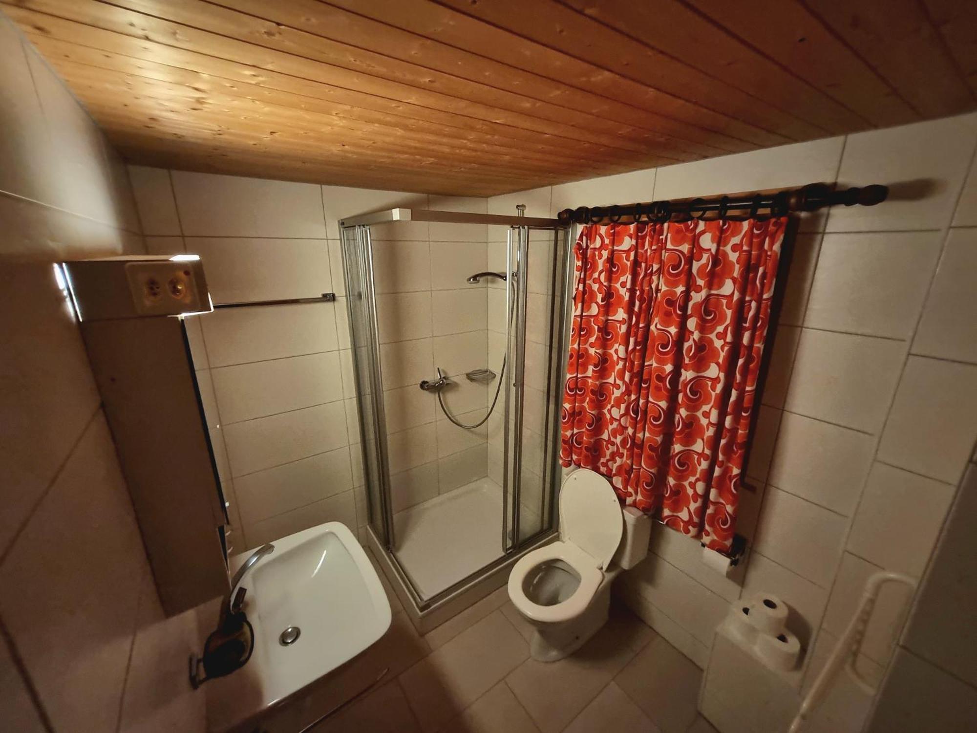 Hotel - Petit-Dejeuner Le Trift Зинал Екстериор снимка