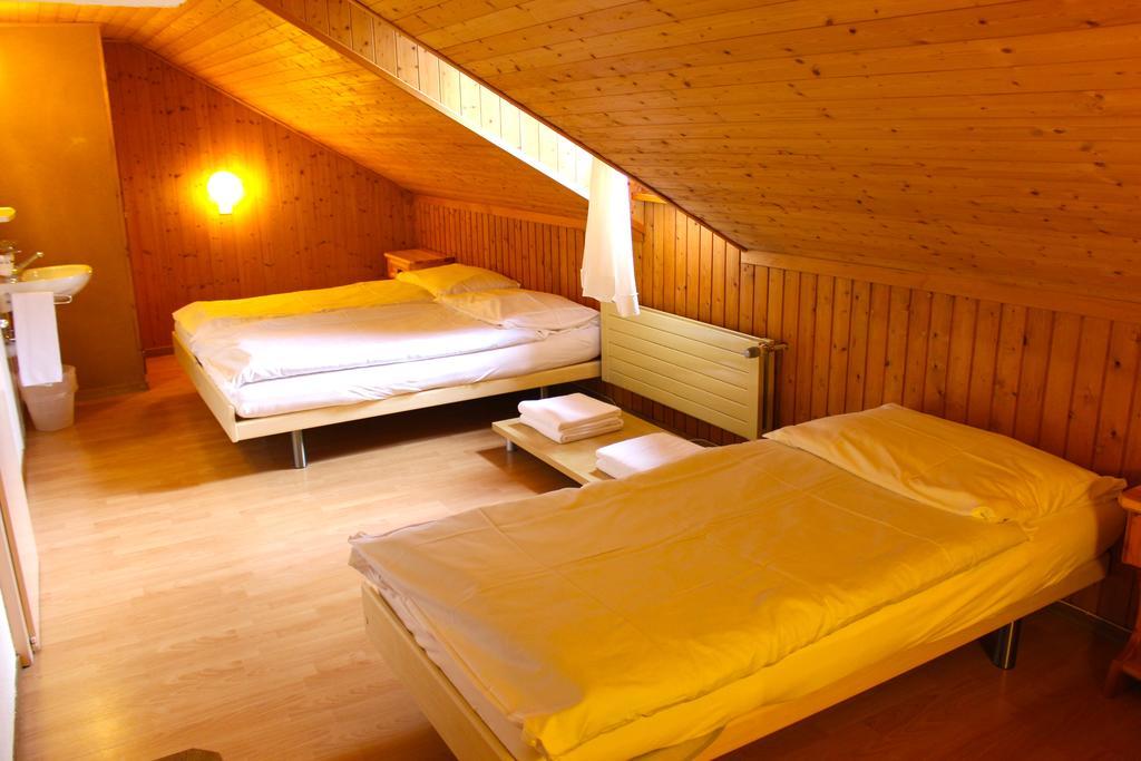 Hotel - Petit-Dejeuner Le Trift Зинал Екстериор снимка