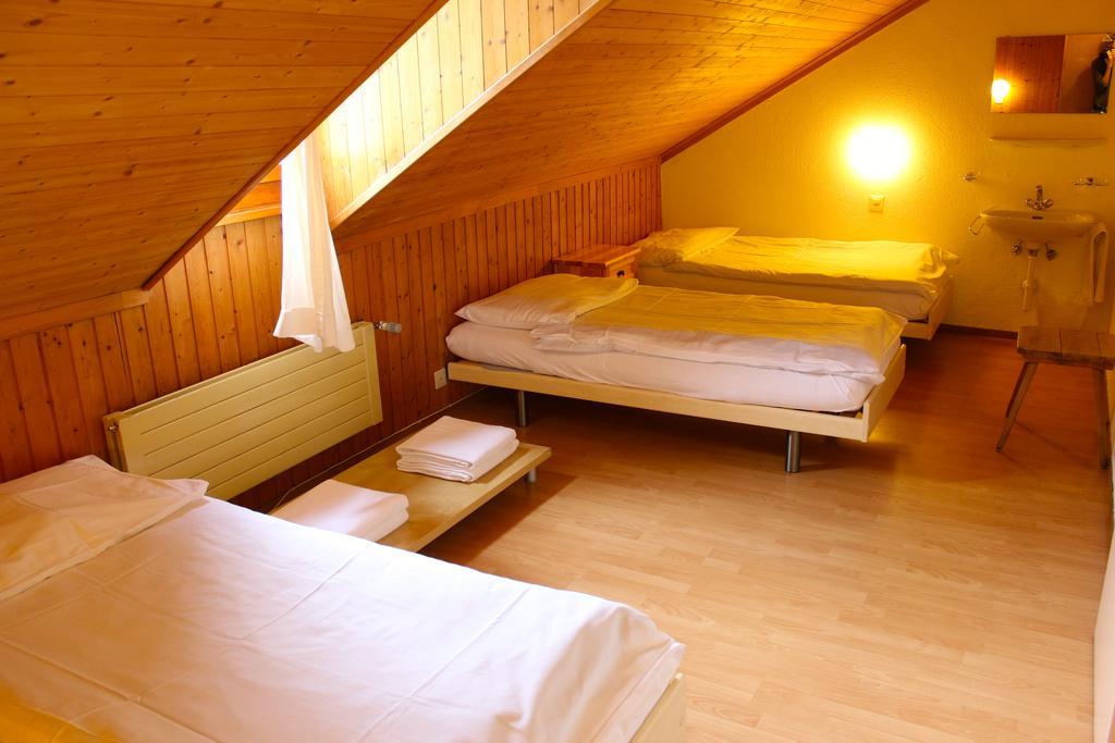 Hotel - Petit-Dejeuner Le Trift Зинал Екстериор снимка