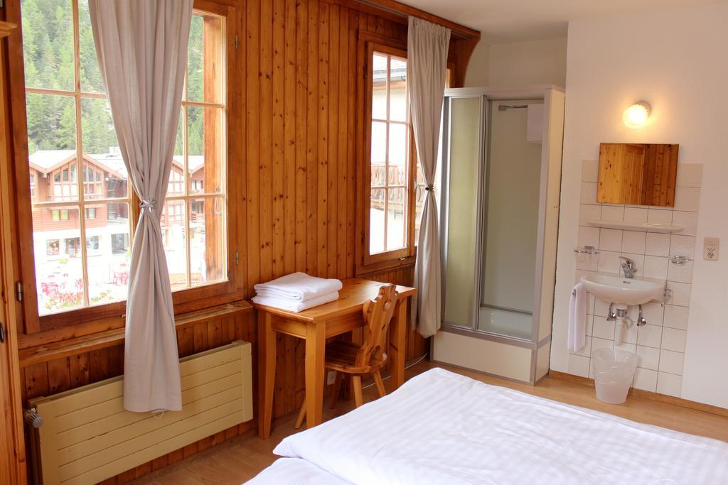 Hotel - Petit-Dejeuner Le Trift Зинал Екстериор снимка