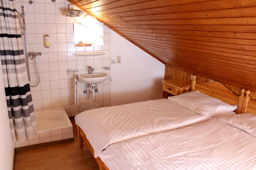 Hotel - Petit-Dejeuner Le Trift Зинал Екстериор снимка