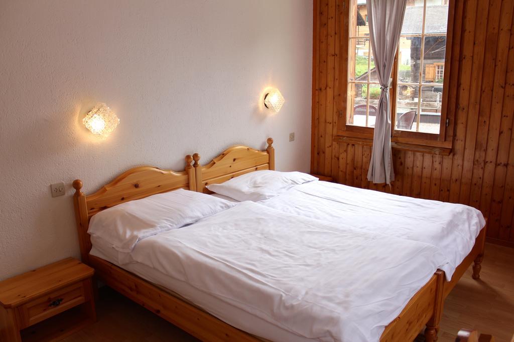 Hotel - Petit-Dejeuner Le Trift Зинал Екстериор снимка